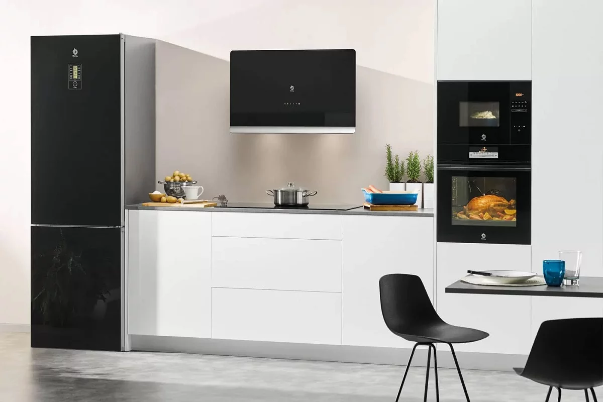 Técnico reparando electrodoméstico Balay en Barcelona